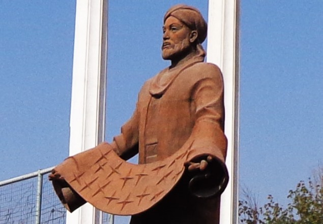 04 Памятник Ахмаду аль Фергани